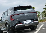 起亚中国第一台EV5智能电动SUV车型正式下线